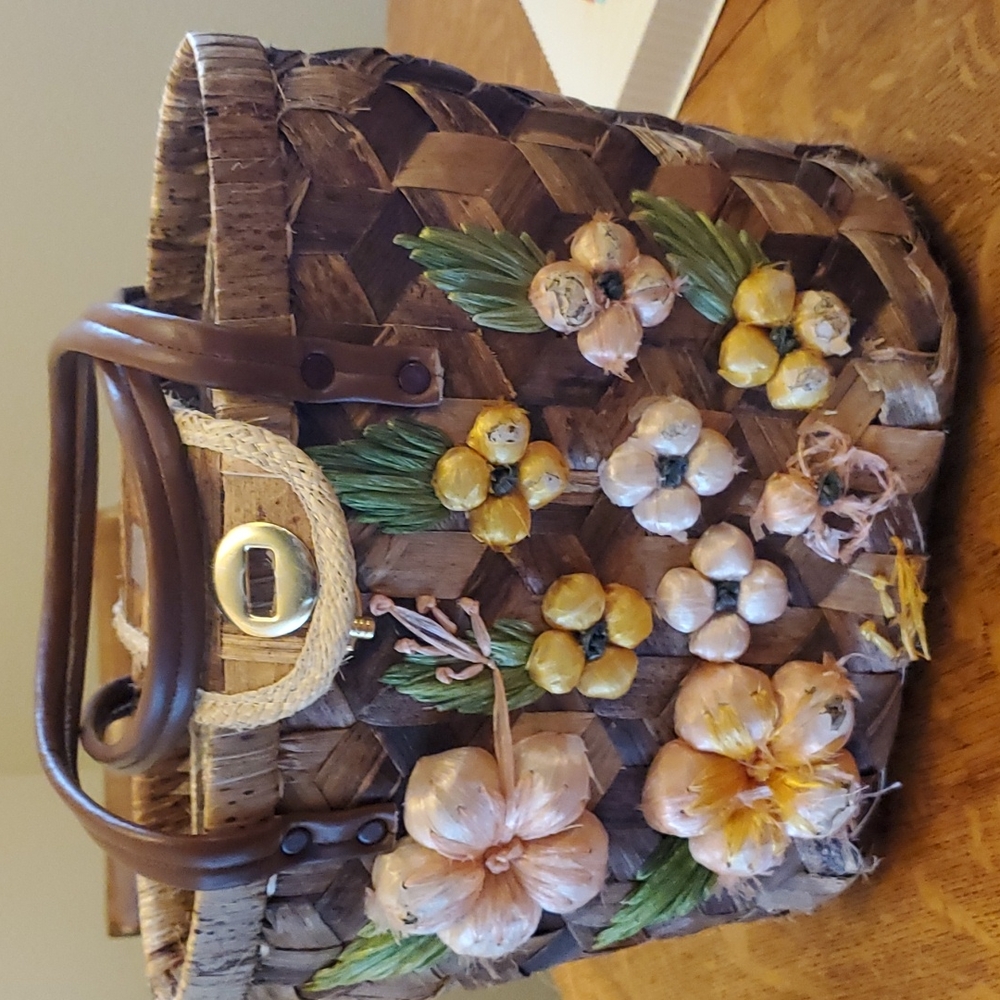 Adorable floral applique basket purse